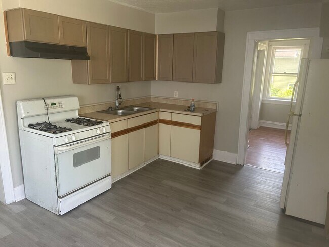 Building Photo - Section 8 Accepted! Cozy 3-bedroom home, p...