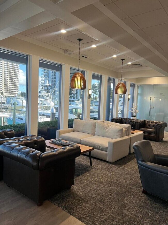 Building Photo - 132 Lakeshore Dr