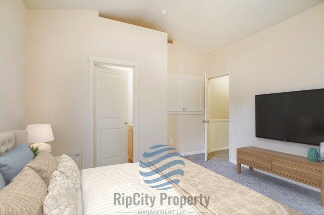 Building Photo - 1090 SW 170th Ave