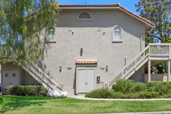 Building Photo - Spacious 2 Bedroom with Loft!