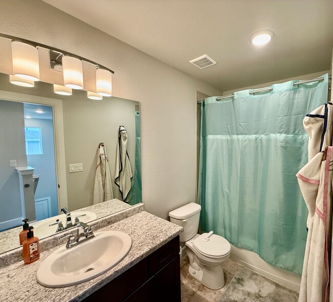 Building Photo - Beautiful Modern 3-Bedroom, 2.5 bath Townh...