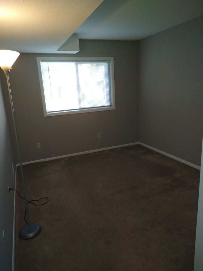 Building Photo - 3 Bedroom 1 & 3/4 Bath Townhouse
