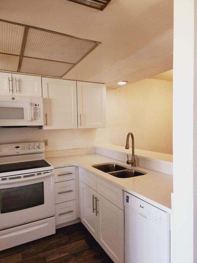 Building Photo - 3013 Sir Hamilton Cir