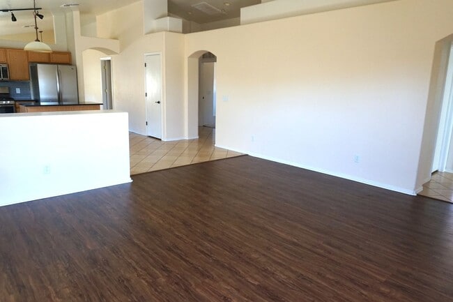 Building Photo - Close to Post