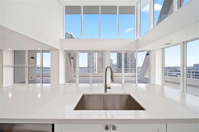 Building Photo - 555 NE 34th St