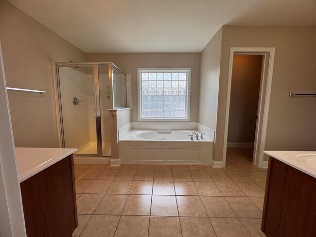 Building Photo - Stunning 5 Bedroom 4 Bath Home with 3 Car ...