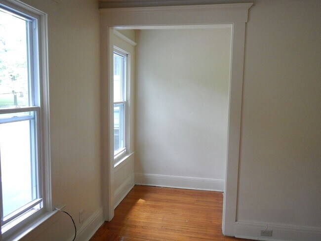 Building Photo - Four Bedroom Duplex with Great Park View 7...