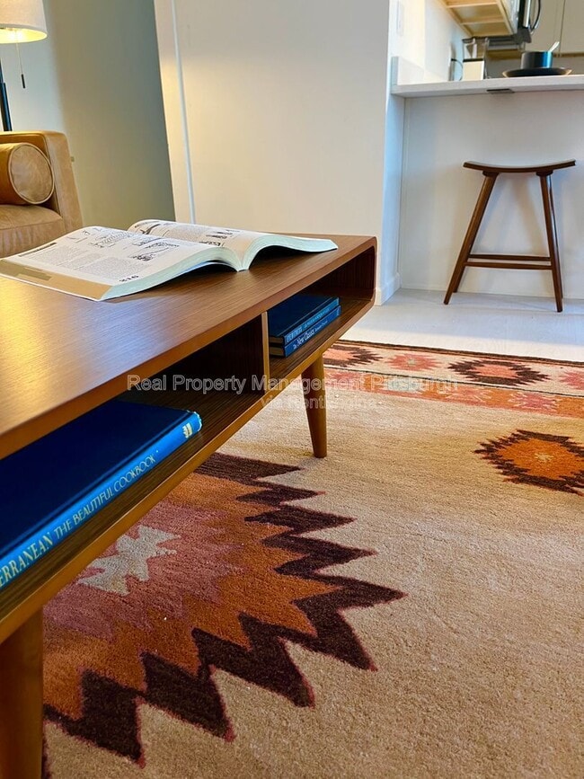 Building Photo - 2019 E Beckert Ave