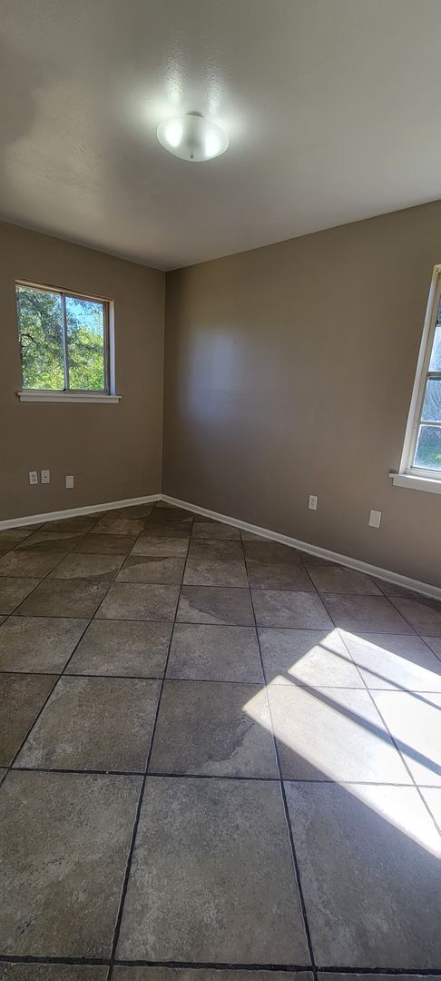 Building Photo - Very nice 4 bedroom/2 bath house with oven and dishwasher!