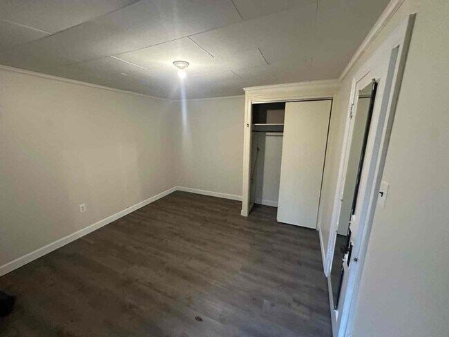 Building Photo - 713 Pine St