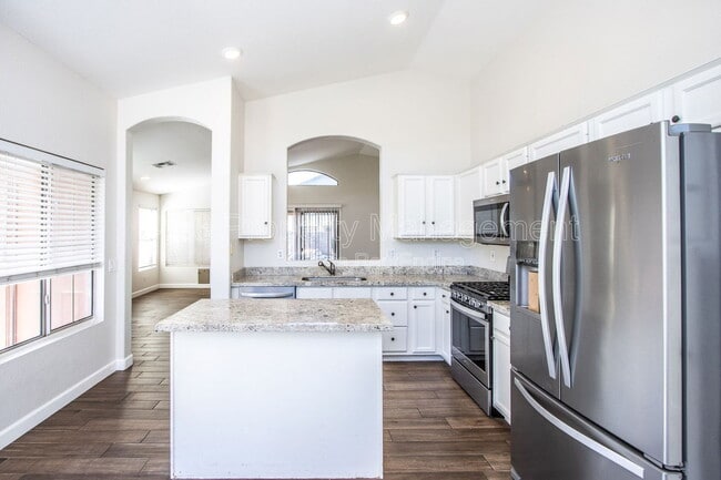 Building Photo - 407 W Colt Rd