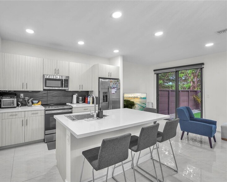 Building Photo - 15850 NW 91st Ct