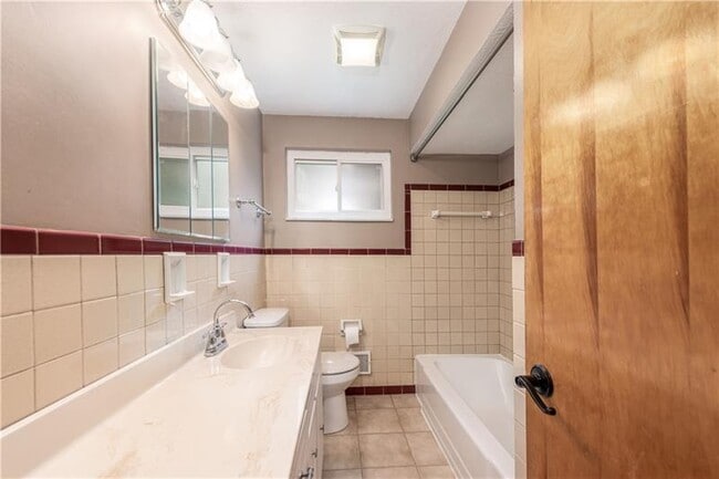 Building Photo - 1431 Lakeside Dr