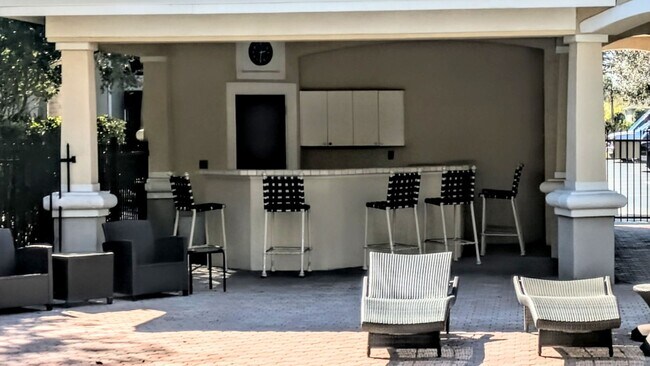 Building Photo - 6-12 month TURNKEY FURNISHED GOUNG FLOOR 2/2 CONDO