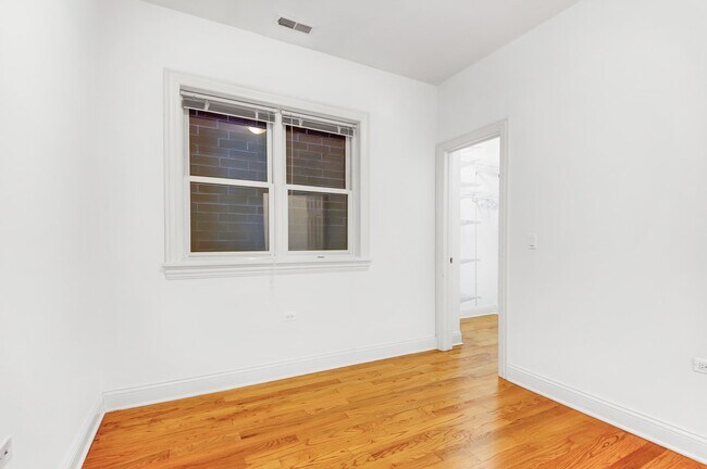 Building Photo - 3355 N Clark St