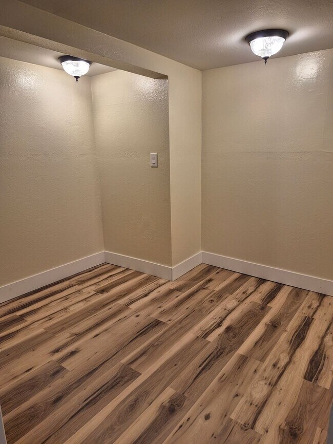 Building Photo - $250 OFF MOVE IN COST!!!    Cozy 1 bedroom...