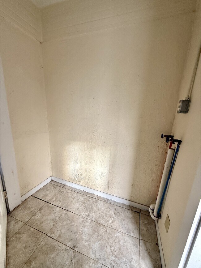 Building Photo - 709 11th Ave NW