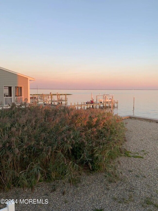 Building Photo - 1095 Island Dr