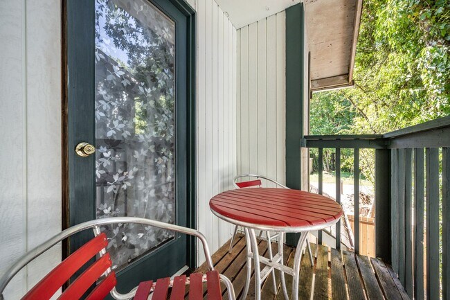 Building Photo - Westside 2BD Duplex