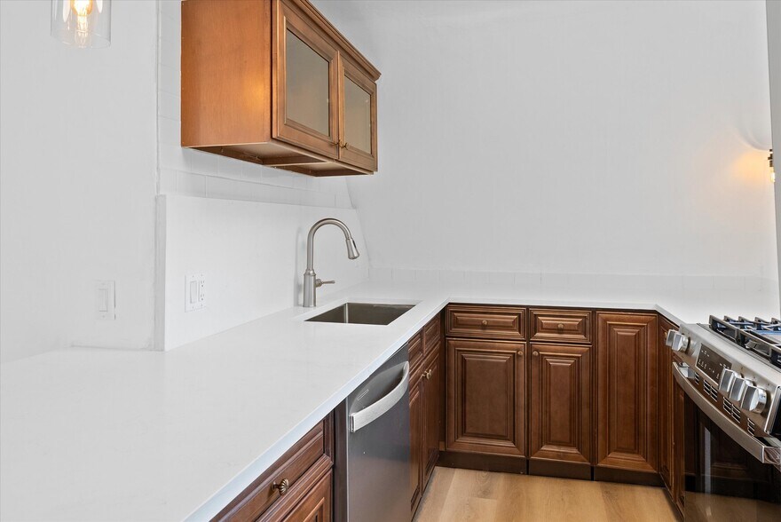 Building Photo - 2026 E Kenilworth Pl