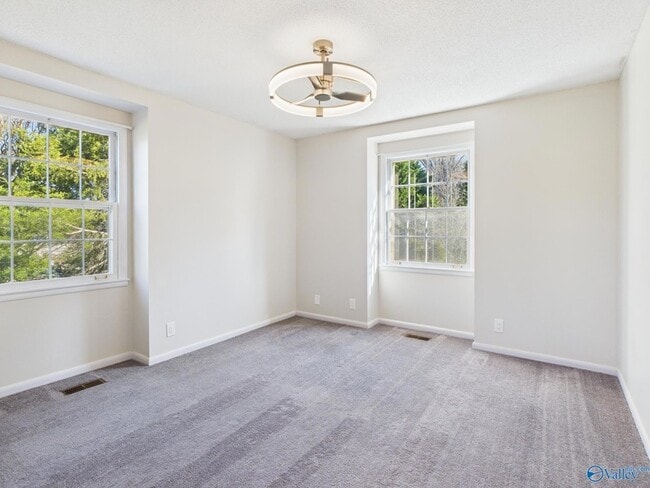 Building Photo - 2521 Lancelot Dr SE