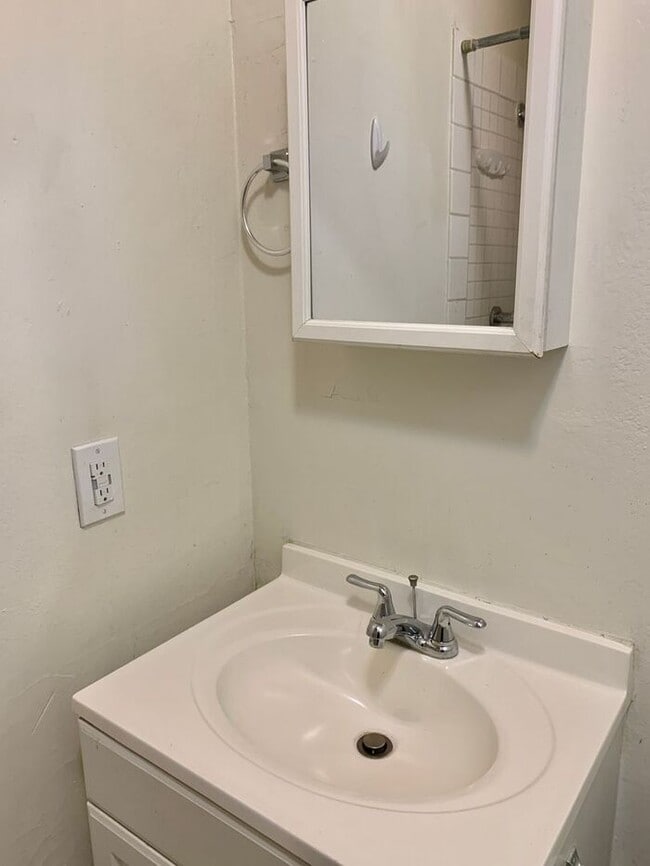 Building Photo - 1/2 Off First Month! Ground-Floor 1-Bedroom Near City Park