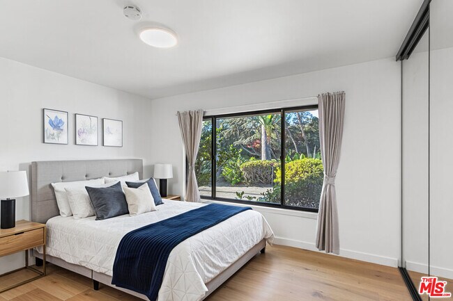 Building Photo - 5160 Los Feliz Blvd