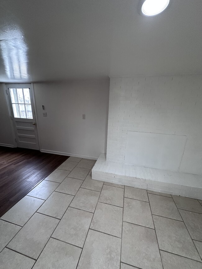 Building Photo - 638 Oakland Dr