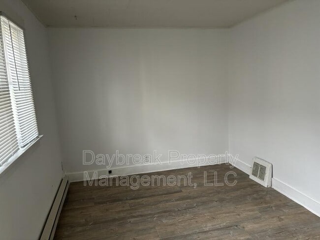 Building Photo - 6 11th St S