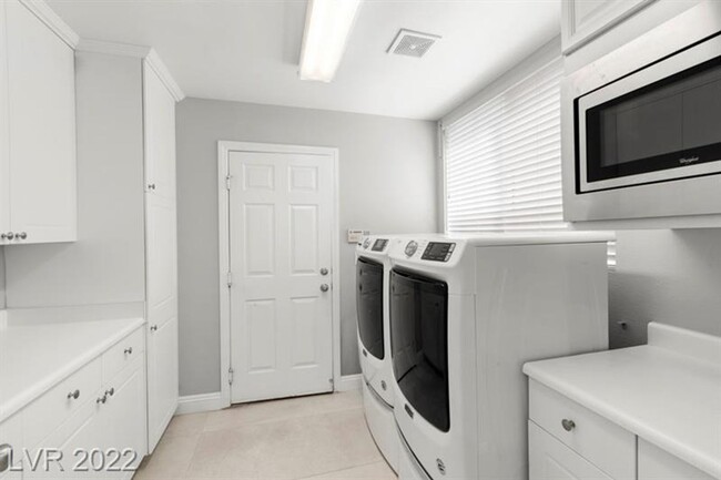 Building Photo - Recently remodeled 5 BEDROOMs/4 bathrooms,...