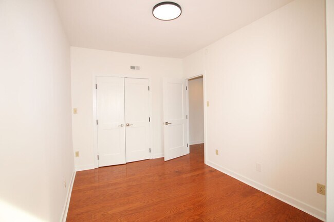 Building Photo - Beautiful 1 bed 1 bath in Fairmount- available Aug 1st