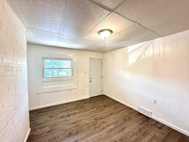 Building Photo - Updated 4 Bed, 1 Bath Home in Hazelwood - Central AC & Heat, Minutes from Downtown - Available Now!