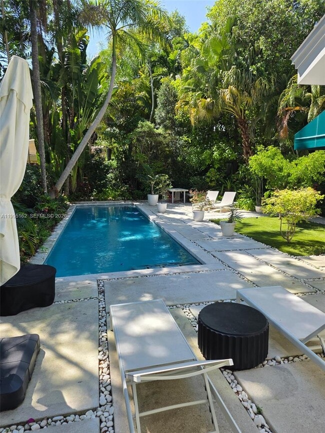 Building Photo - 2848 SW 22nd Ave