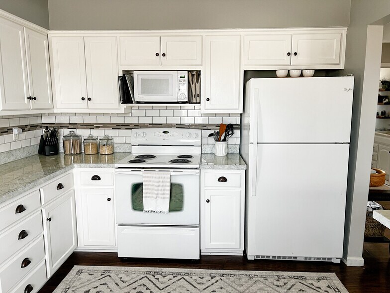 Building Photo - 323 SE Melody Ln