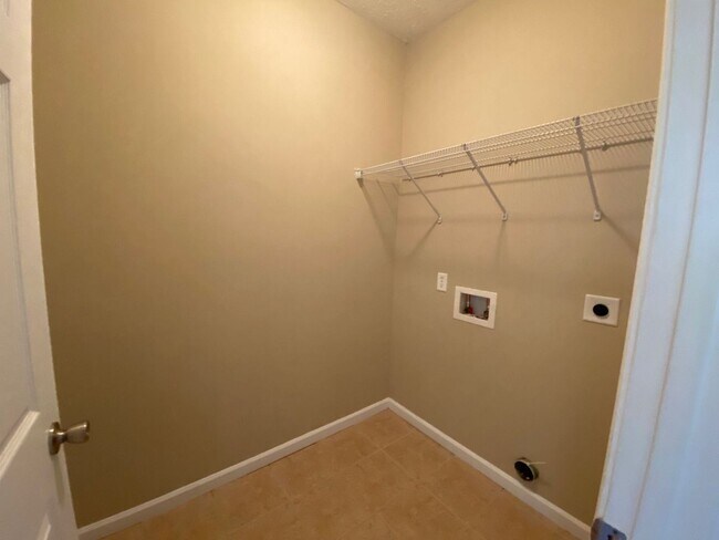 Building Photo - Cozy 3 Bed/2 Bath Home, Centrally Located in a Quiet Cul-de-Sac! *1/2 OFF Security Deposit for Ac...