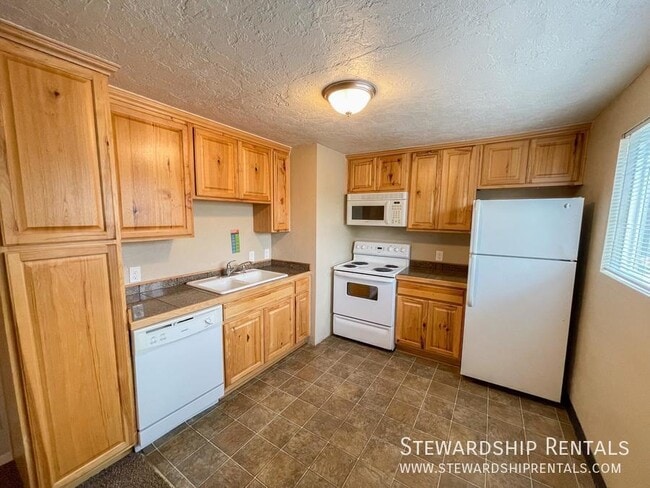 Building Photo - 1458 E 19th Ave