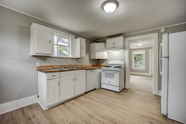 Primary Photo - Freshly Updated 2 Bedroom House