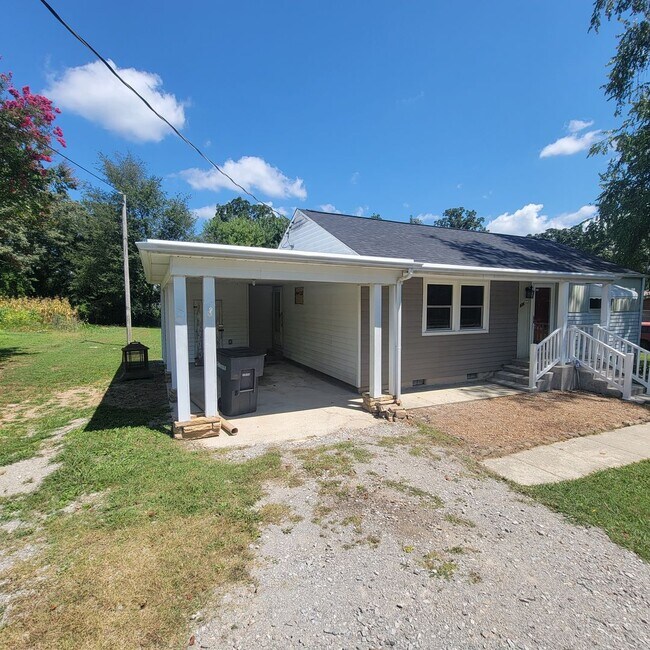 Building Photo - 2 Bed, 1 Bath House-Cookeville City Limits