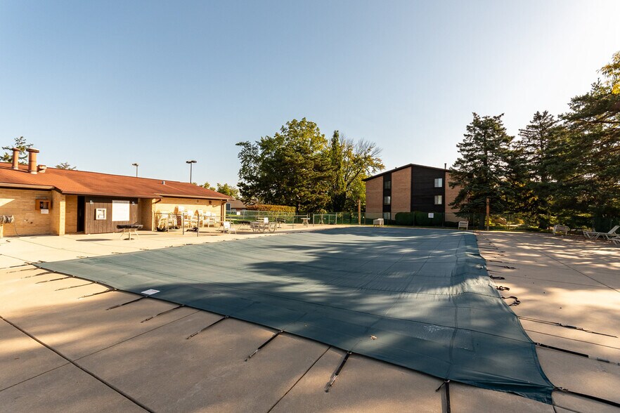 Building Photo - 6165 Knoll Wood Rd