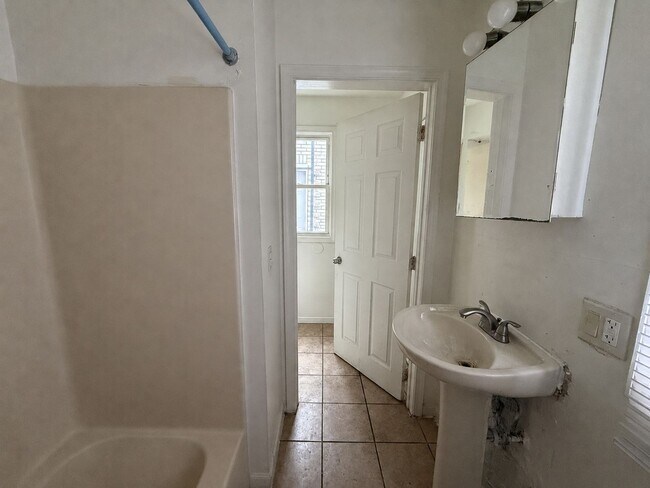 Building Photo - 518 Tilghman St