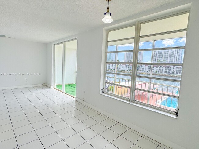 Building Photo - 2980 Point E Dr