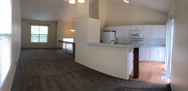 Building Photo - Great Home For Rent in Bellevue!