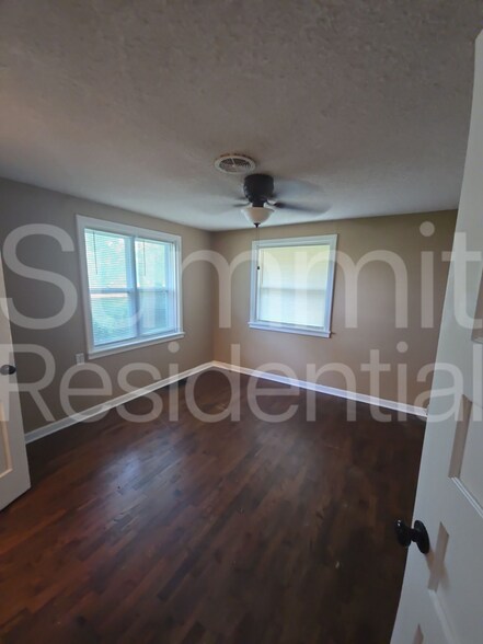 Building Photo - 2500 NE 46th St