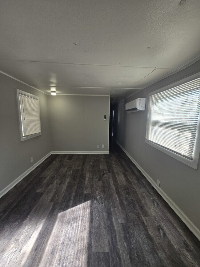 Building Photo - Affordable 1 Bedroom - Utilities Included