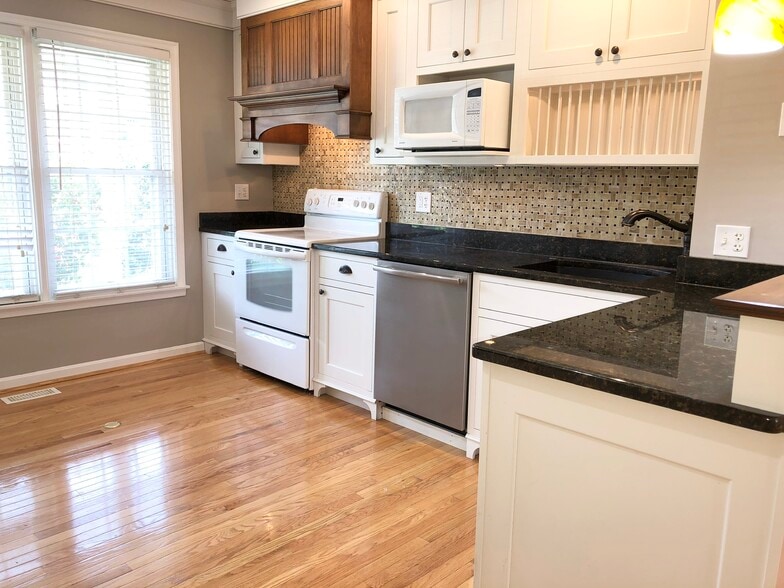 Building Photo - 10 Donagh Ct