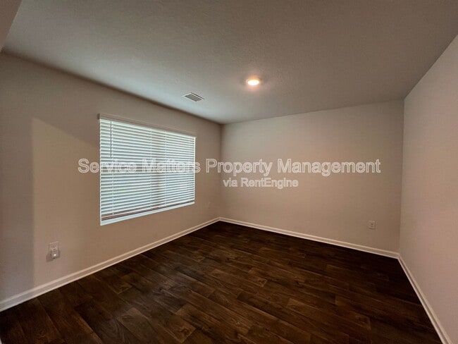 Building Photo - 7571 Oak Lake Blvd