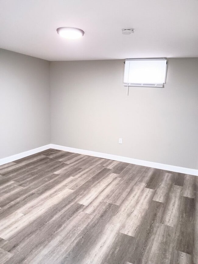 Building Photo - Beautifully Renovated, Modern 3 bedroom 2....