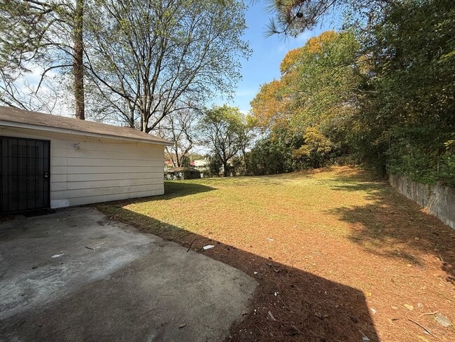 Building Photo - ** 3 Bedroom 2 Bath located in Highland Gardens ** Call 334-366-9198 to schedule a self tour