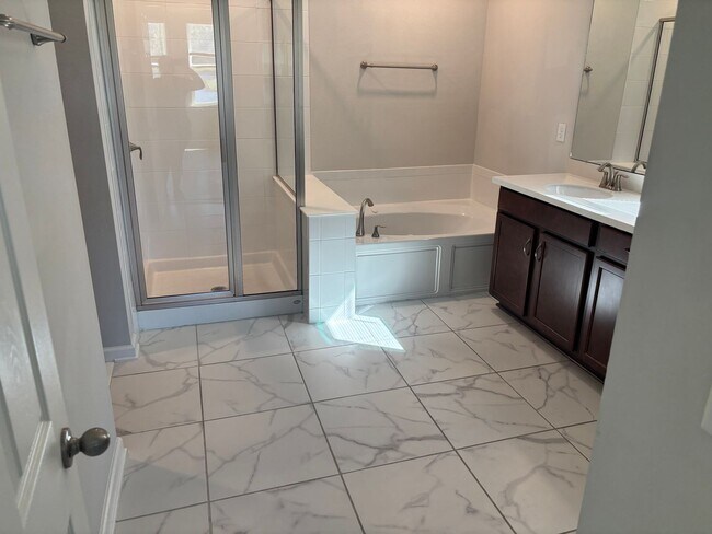 Building Photo - 4 Bedroom 3 Full Bath House in Convenient Location