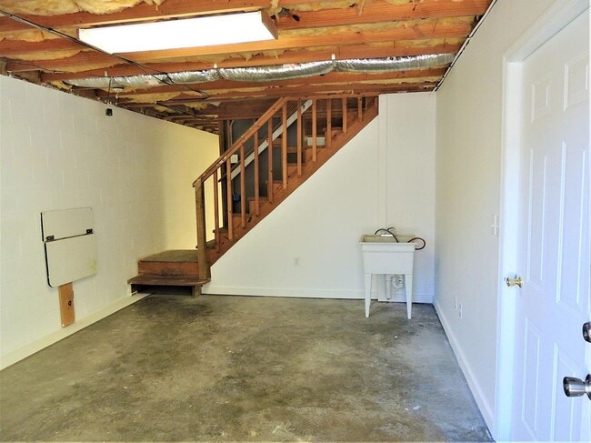 Building Photo - 19 Ashwood Dr